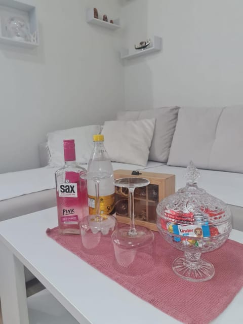 Living room, Food and drinks, Seating area, Drinks