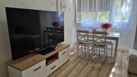 Communal lounge/ TV room, TV and multimedia, Dining area, Evening entertainment