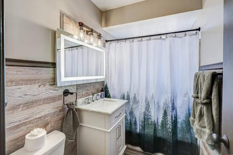 Top Rated Luxury 2BR Condo Historic Location House in Elmwood Park