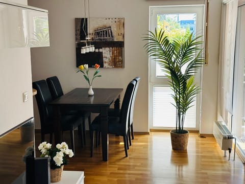 Seating area, Dining area