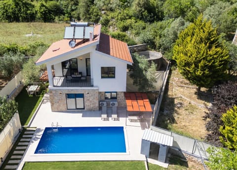 Property building, Garden view, Pool view, Swimming pool