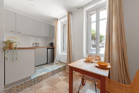 Kitchen or kitchenette, Dining area, oven