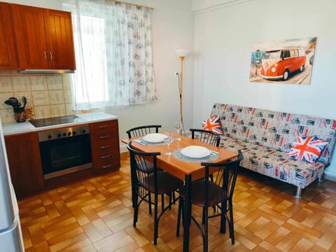 Kitchen or kitchenette, Living room, Dining area, oven