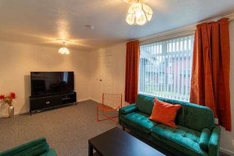 Communal lounge/ TV room, TV and multimedia, Living room, Seating area, Evening entertainment, heating, internet