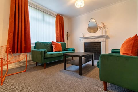 Communal lounge/ TV room, TV and multimedia, Living room, Seating area, Evening entertainment, heating, internet