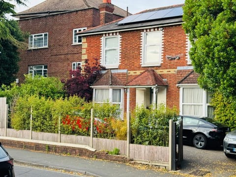 The Bliss 7 Home Stay, En-suite, Self check-in with smart lock, Non Smoking Home in and out, Zero tolerance for noise after 11pm Vacation rental in Southampton