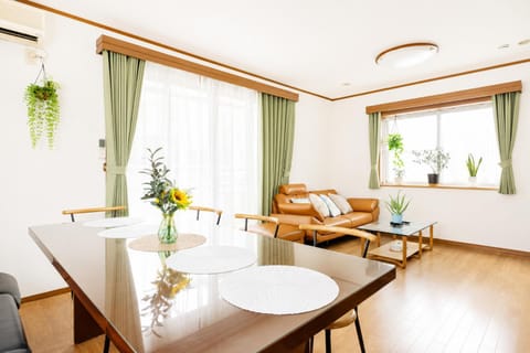Living room, Seating area, Dining area, air conditioner