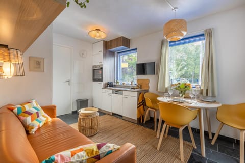 Kitchen or kitchenette, Seating area, Dining area