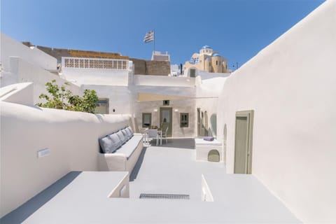 Property building, Patio, Balcony/Terrace