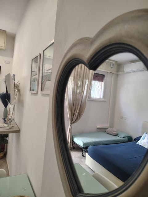 Bed, Living room, Photo of the whole room, Seating area, Bedroom, air conditioner