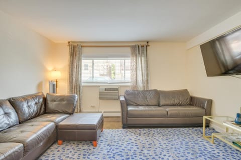 Walk to Train Convenient Skokie Condo! Apartment in Skokie