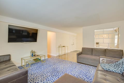 Walk to Train Convenient Skokie Condo! Apartment in Skokie