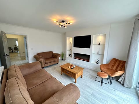 Communal lounge/ TV room, TV and multimedia, Living room, Seating area, Evening entertainment