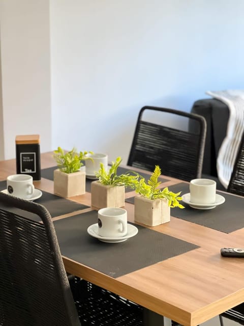 Coffee/tea facilities, Living room, Seating area, Dining area
