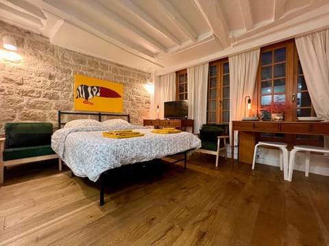 Bed, Living room, Photo of the whole room, Seating area, Dining area, Bedroom