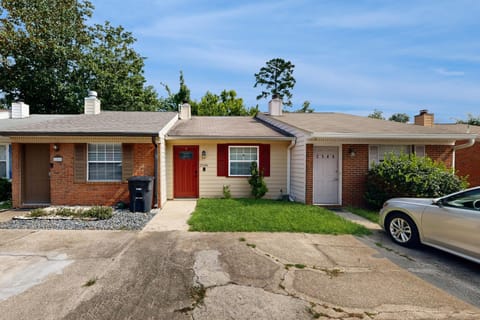 Hike, Fish and Relax Tallahassee Townhome with Patio! House in Tallahassee