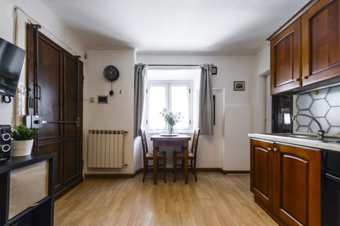 TV and multimedia, Kitchen or kitchenette, Dining area, oven, stove