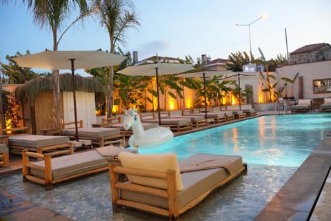 Swimming pool
