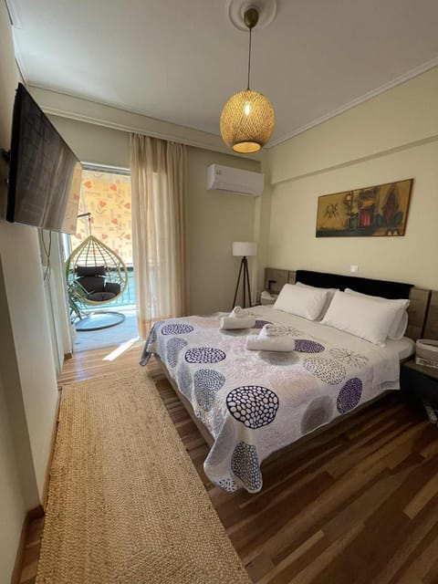 Bed, TV and multimedia, Photo of the whole room, Bedroom, towels, air conditioner