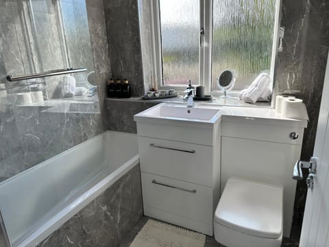 Elite 3 bedroom family house with free parking House in Glasgow