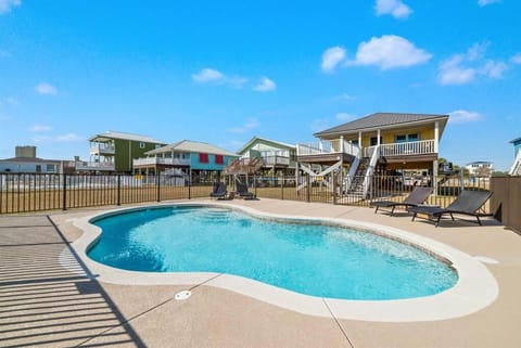 Property building, Day, Pool view, Swimming pool
