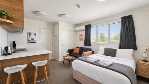Bed, Kitchen or kitchenette, Photo of the whole room, Seating area, air conditioner