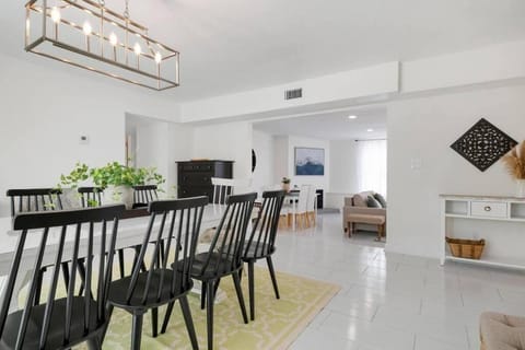 Beautiful Home with heated pool and Fenced Yard by Siesta Key! House in Sarasota