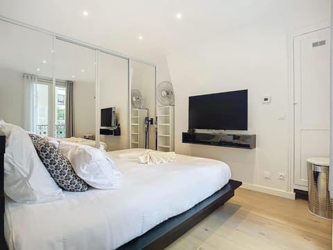 Bed, TV and multimedia, Photo of the whole room, Bedroom