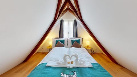 Bed, Photo of the whole room, Bedroom, towels