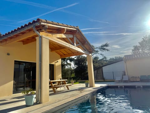 Property building, Patio, Day, Natural landscape, Pool view, Swimming pool, sunbed