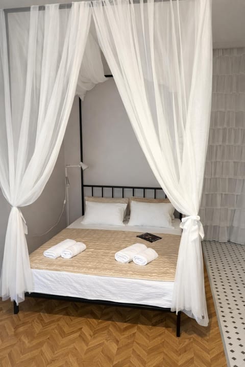 Facade/entrance, Bed, Bird's eye view, View (from property/room), View (from property/room), Balcony/Terrace, Living room, Photo of the whole room, Bedroom, Garden view, Garden view, Landmark view, Street view, Public Bath, Family, Inner courtyard view, towels