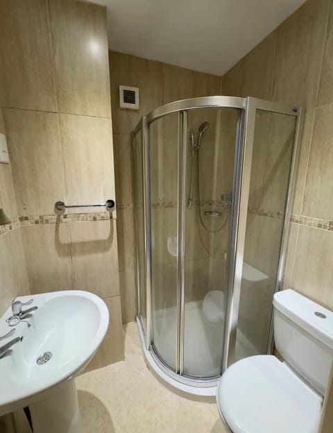 The Bliss 3 Home stay, En-suite, Self check in with smart lock, Non Smoking Home in and out, Zero tolerance for noise after 11pm Vacation rental in Southampton