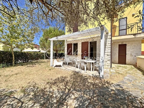 Property building, Patio, Spring, Day, Garden, Dining area, Garden view