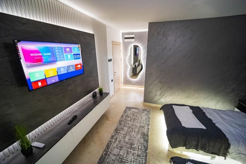 Communal lounge/ TV room, Bed, TV and multimedia, Photo of the whole room, Seating area, Evening entertainment, Bedroom