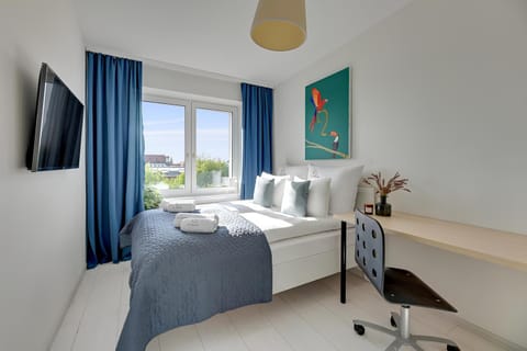 Bed, TV and multimedia, Photo of the whole room, Bedroom, furniture, towels