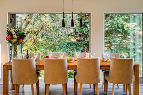 Seating area, Dining area, Garden view