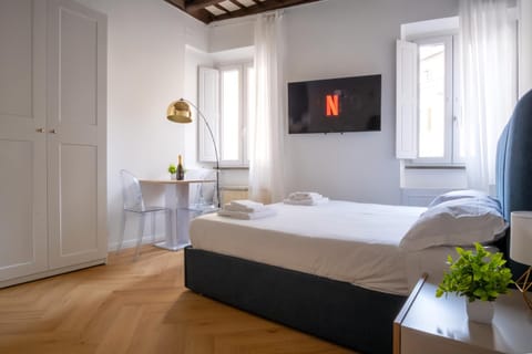 Bed, TV and multimedia, Photo of the whole room, Bedroom, towels, wardrobe