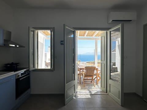 Kitchen or kitchenette, Dining area, Sea view