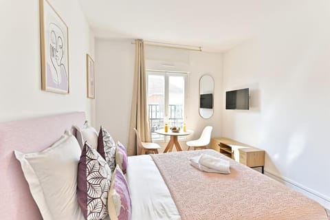 Bed, TV and multimedia, Photo of the whole room, Seating area, Bedroom