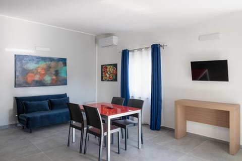 Communal lounge/ TV room, TV and multimedia, Dining area