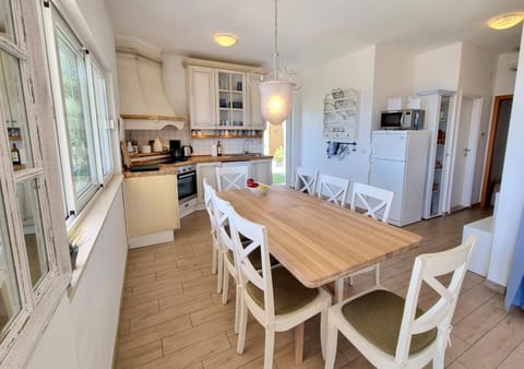 Kitchen or kitchenette, Dining area, dishwasher, stove