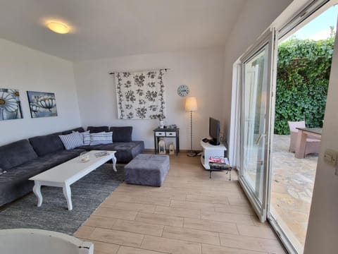 Patio, Communal lounge/ TV room, Garden, Living room, Seating area