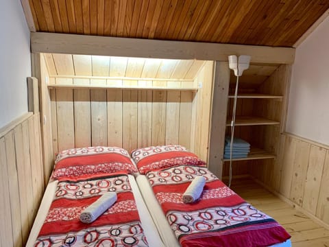Photo of the whole room, Bedroom, wardrobe