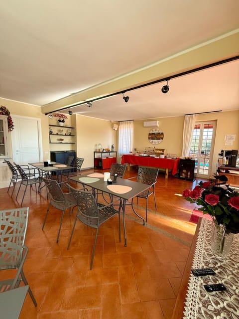 Seating area, Breakfast