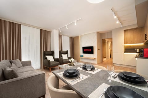 Communal lounge/ TV room, TV and multimedia, Kitchen or kitchenette, Living room, Seating area, Dining area