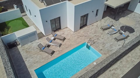 Shower, Property building, BBQ facilities, Balcony/Terrace, Pool view, Swimming pool, Parking, heating, internet, sunbed, towels, air conditioner