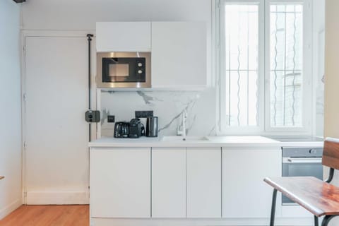 Coffee/tea facilities, Kitchen or kitchenette, microwave, oven, stove