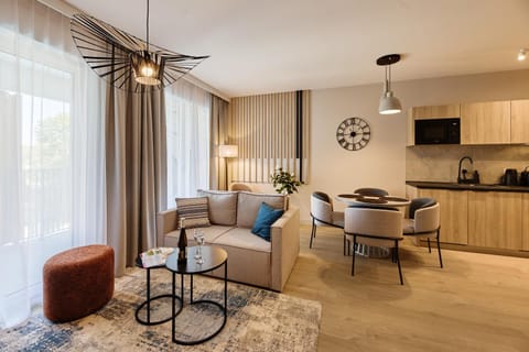 TV and multimedia, Kitchen or kitchenette, Living room, Seating area, Dining area