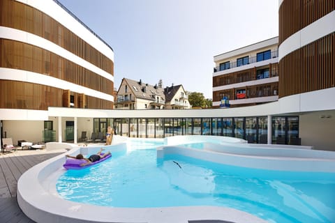 Property building, Day, Pool view, Swimming pool, sunbed