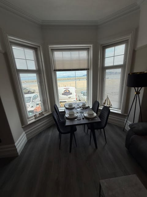 Stunning 2 Bedroom Ground Floor Sea View Apartment Apartment in Rhôs-on-Sea